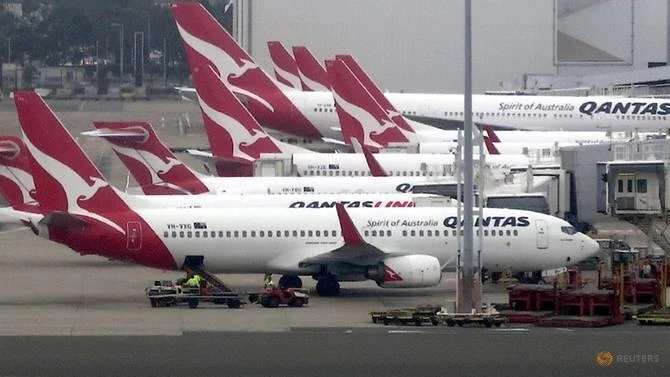 Groundstaff work on the tarmac next to Qantas Airways planes parked at Sydney's Domestic Airport terminal in Australia, November 8, 2016. Picture taken November 8, 2016. (REUTERS)