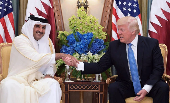 US President Donald Trump (R) shaking hands with Qatar's Emir Sheikh Tamim Bin Hamad Al-Thani during a bilateral meeting at a hotel in Riyadh on May 21, 2017. (AFP / MANDEL NGAN)