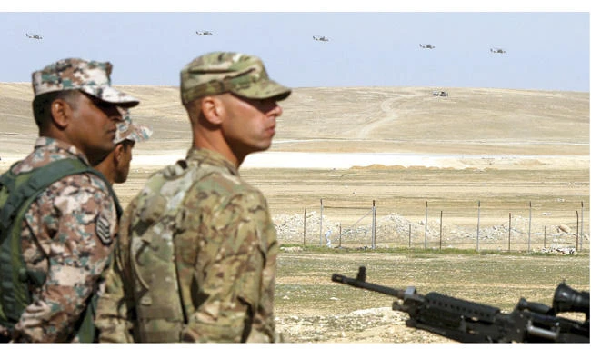 Jordanian and American soldiers follow a military exercise at Zarqa, northeast of Amman, Jordan, on March 10, 2016. (REUTERS file photo)