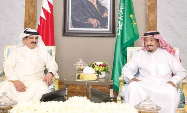 King Salman holds talks with Bahrain’s King Hamad bin Isa Al-Khalifa at Al-Salam Palace in Jeddah on Wednesday. (SPA)