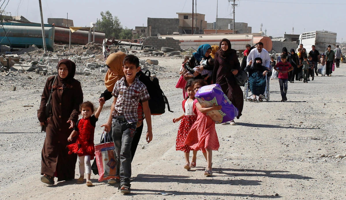 Residents who fled their homes due to fighting between Iraqi forces and Daesh militants return to their village cleared by the Iraqi forces in western Mosul in Iraq. (REUTERS)