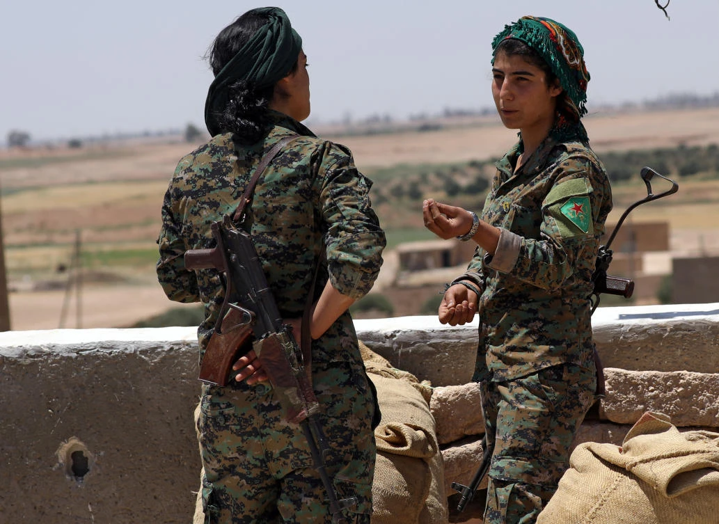 Fighters from the Kurdish People's Protection Units (YPG) stand atop a building at the eastern outskirts of Raqqa city, Syria June 7, 2017. Picture taken June 7, 2017. REUTERS/Rodi Said
