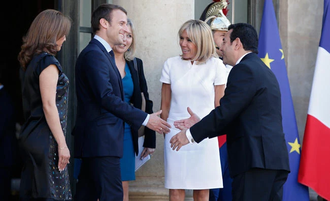 France's President Emmanuel Macron, center left, and his wife Brigitte, center right, greet at President of Guatemala Jimmy Morales, right, and his wife Patricia, left, at the Elysee Palace, after a meeting, in Paris on Thursday. (AP Photo/Thibault Camus)