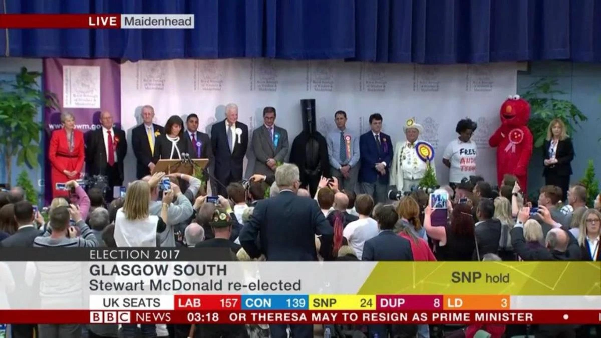 Hilarious photos emerge of UK PM with ‘Lord Buckethead,’ ‘Elmo’ in vote contest