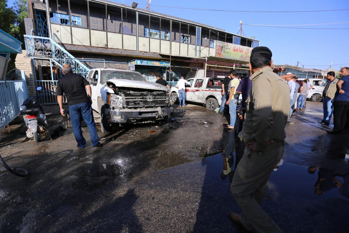 Iraqi security forces gather at the site of a bomb attack in the city of Kerbala, Iraq June 9, 2017. (REUTERS)