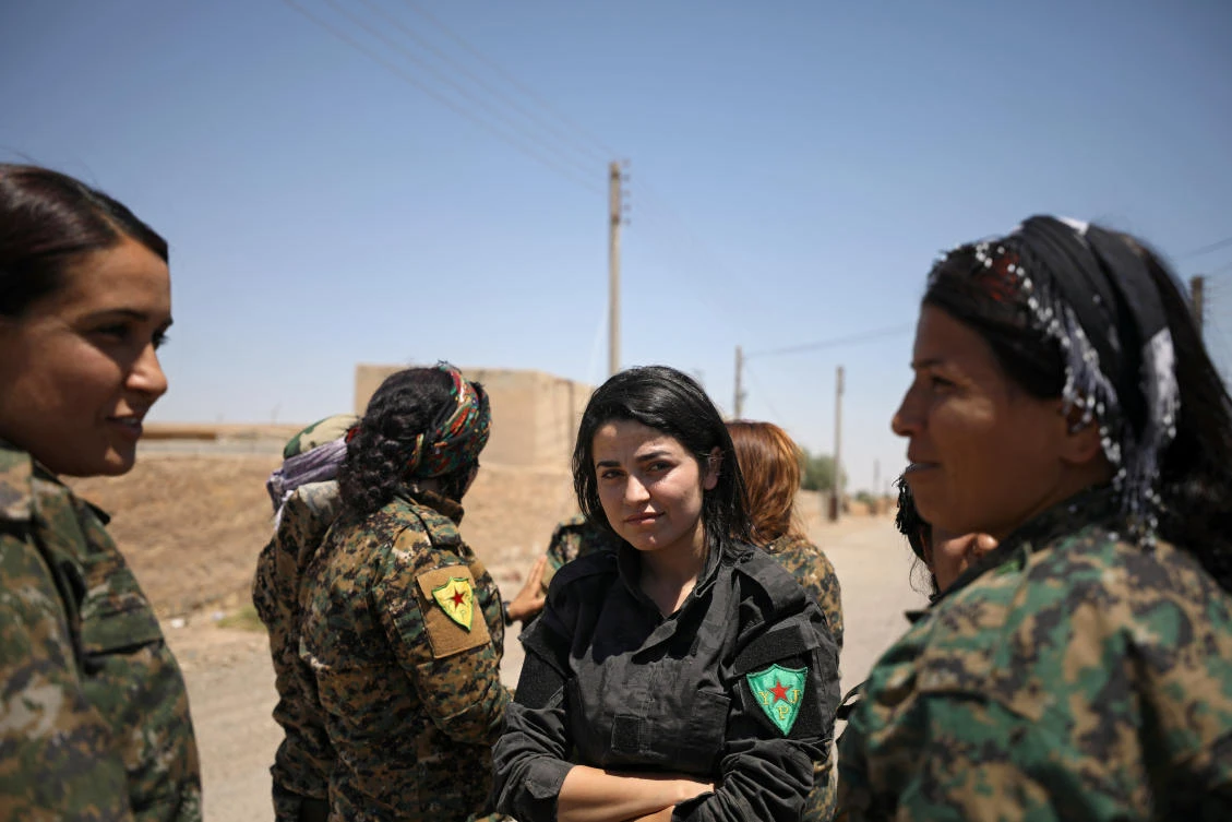 Syrian Democratic Forces (SDF) female fighters gather at the eastern outskirts of Raqqa city, Syria June 7, 2017. Picture taken June 7, 2017. REUTERS/Rodi Said