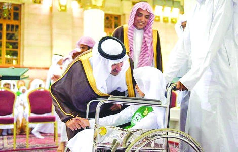 Madinah Gov. Prince Faisal bin Salman honored 104 students as they graduated from the Charitable Society
for the Memorization of the Holy Qur’an at the Prophet’s Mosque in Madinah.