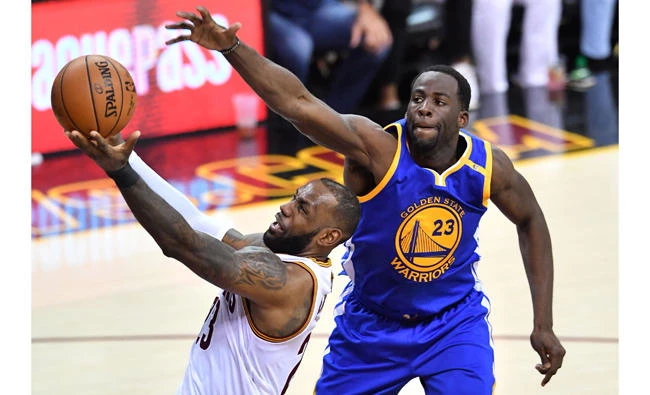 LeBron James of the Cleveland Cavaliers attempts a shot defended by Draymond Green of the Golden State Warriors in Game 4 of the 2017 NBA Finals at Quicken Loans Arena on Friday in Cleveland, Ohio. (Jason Miller/Getty Images/AFP)