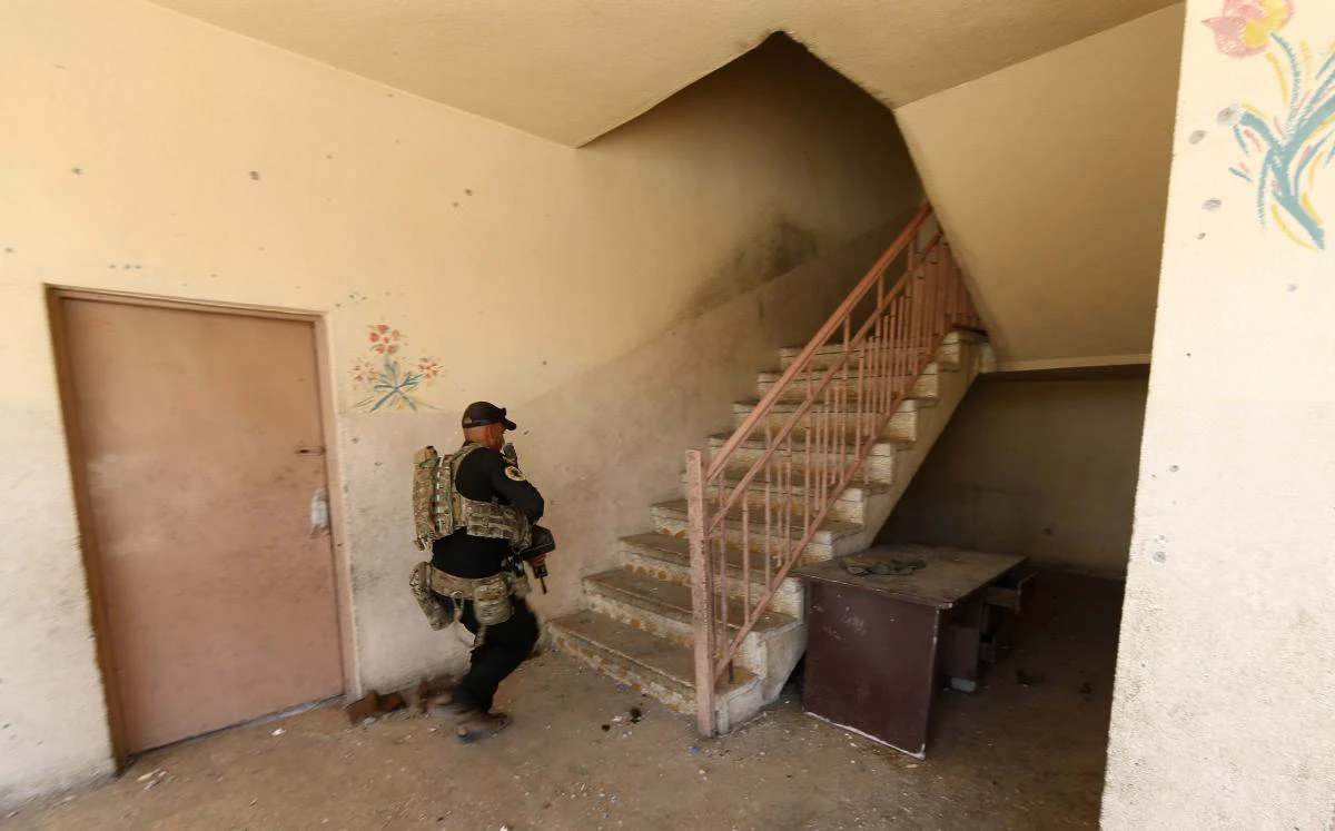 An Iraqi Counter-Terrorism Services (CTS) member inspects a building in west Mosul's Al-Saha neighbourhood on May 29, 2017 during their ongoing battle to retake the city from Daesh. (AFP)