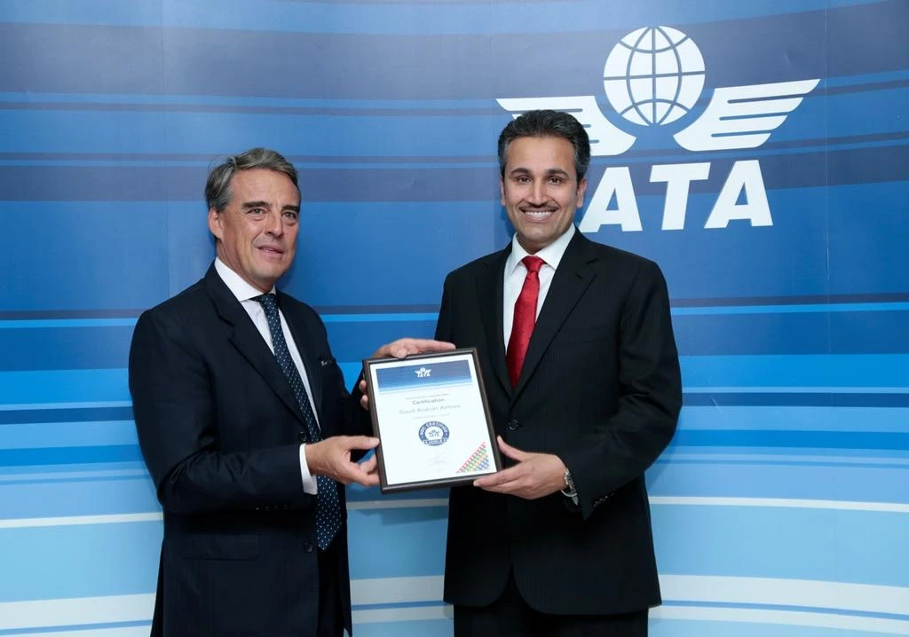Saudi Arabian Airlines Director General Saleh bin Nasser Al-Jasser receives the certification from IATA Director General and CEO Alexandre de Juniac.