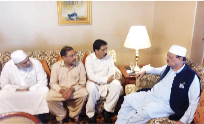Pakistani President Mamnoon Hussain, right, meets senior community members in Madinah. (AN photo)