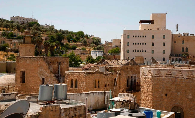 A general view taken on May 8, 2017 shows houses owned by Jewish families before the 1967 Six-Day war and now occupied by Jewish settlers in the West Bank city of Hebron. (AFP / Hazem Bader)