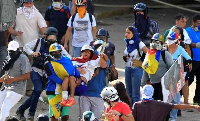 An injured demonstrator is helped by others during a rally against Venezuela's President Nicolas Maduro in Caracas, Venezuela, in this June 10, 2017 photo. (REUTERS)