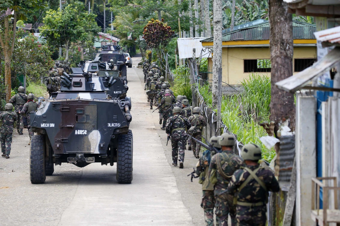 Government troops head to the frontline as fighting with Muslim militants in Marawi city. (AP)