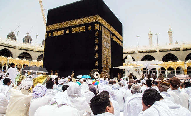 Worshippers pray at the Holy Kaaba at the Grand Mosque in Makkah on June 2, 2017. Saudi authorities on Monday said there is no truth to rumors being circulated that Qatari pilgrims would be banned from entering Saudi Arabia. (AN photo by Ahmad Hashad)
