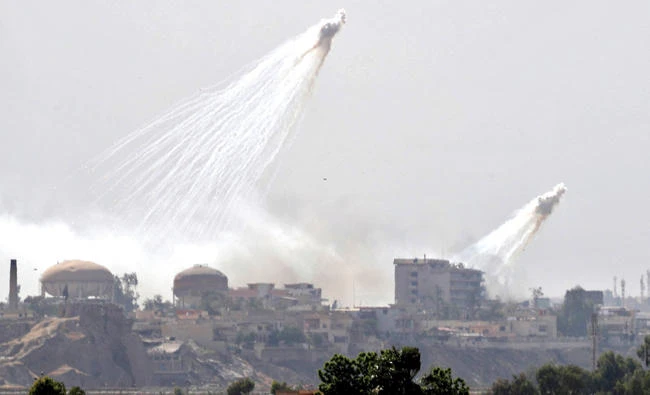 Smoke believed to be white phosphorus diffusing in the sky during a strike on a neighborhood of west Mosul on June 2, during the ongoing offensive by Iraqi forces to retake the city Daesh. (AFP)