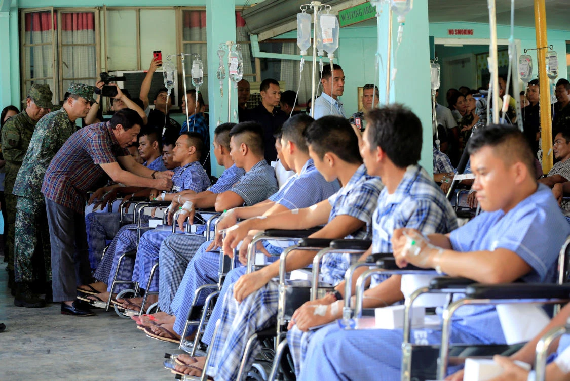 Duterte takes a rest as Philippine city burns