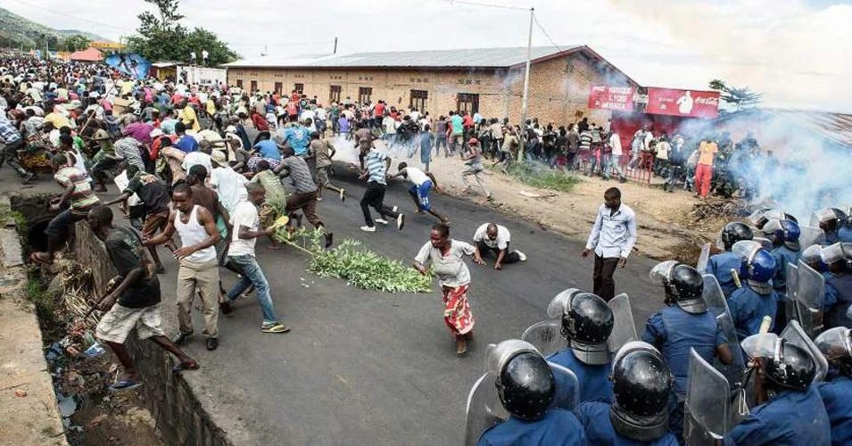 Burundi security forces face protesters during a demonstration against incumbent President Pierre Nkurunziza’s bid for a 3rd term on May 13, 2015 in Bujumbura. (AFP file photo)
