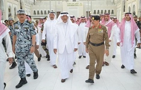 Makkah Gov. Prince Khaled Al-Faisal attends iftar at the Grand Mosque in Makkah on Wednesday. (SPA)