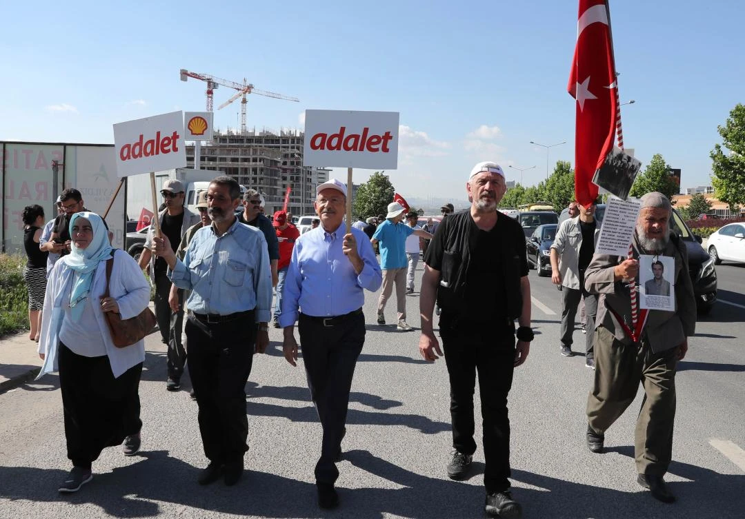 Leader of Turkey's main opposition Republican People's Party (CHP) Kemal Kilicdaroglu (C) walks with a placard reading 'Justice' during a protest march in Ankara. (AFP)