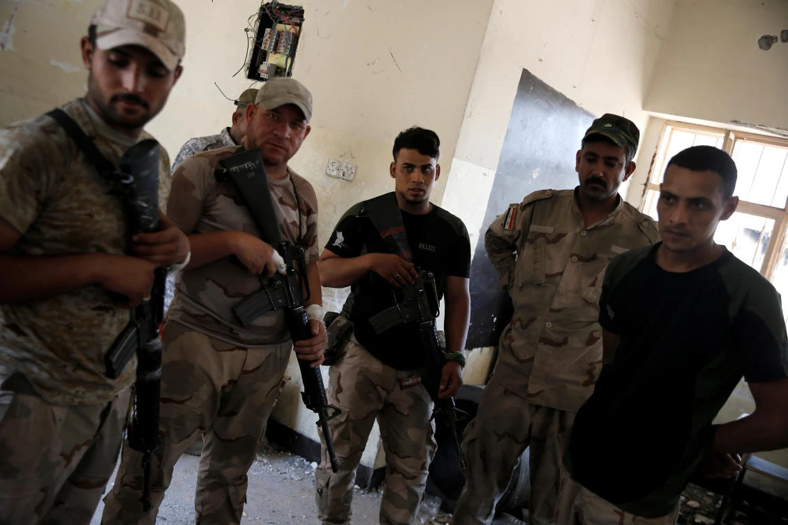 Members of the Iraqi Army's 9th Armoured Division are seen inside a building at the frontline during the ongoing fighting between the Iraqi forces and Daesh in Mosul, Iraq. (Reuters)