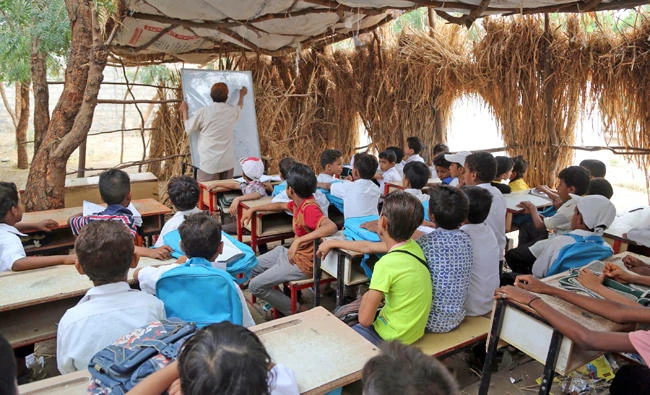 Yemeni elementary pupils study in a make-shift classroom in the Yemeni port city of Hodeidah after their school was damaged in the country's ongoing conflict between the Saudi-led Arab coalition fighting Shiite Houthi rebels. The UN Security Council on Saturday urged the warring parties to agree on a UN-brokered plan to keep the port of Hodeidah out of the fighting and to resume government salary payments. (AFP file photo)