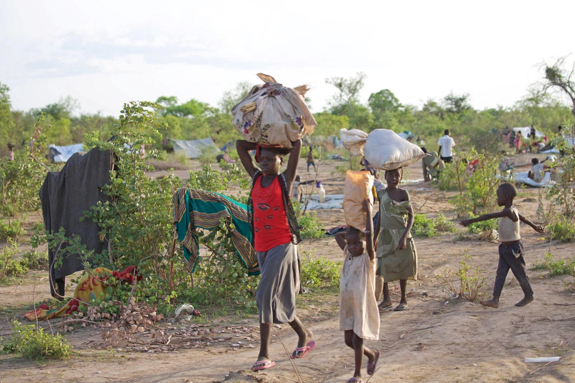 New refugees from South Sudan carry their belongings after arriving at Al-Radoom in South Darfur, Sudan June 4, 2017. (REUTERS)