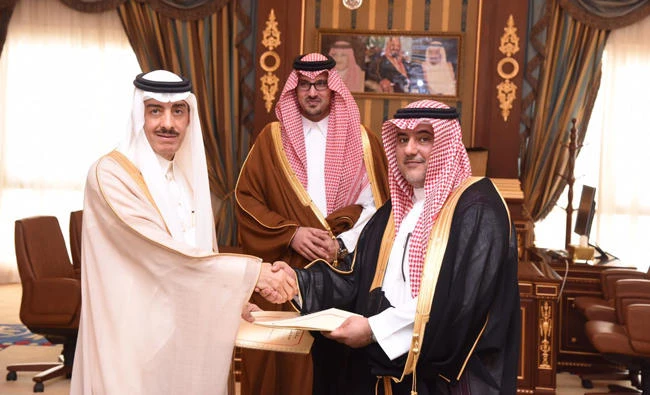 The agreement was signed between Bandar M. H. Hajjar, chairman of the Islamic Development Bank (IDB) Group, and Munir Nasser bin Saad, chairman of the Madinah Chamber of Commerce and Industry.