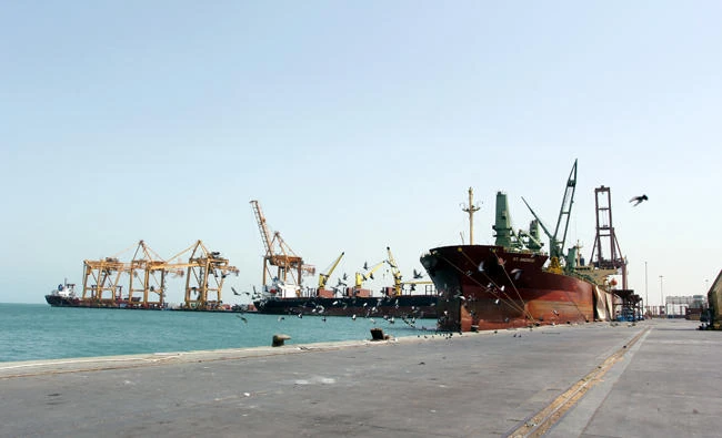 A ship is docked at the Red Sea port of Hodeidah, Yemen, in this March 23, 2017 photo. Insurgent militias in Yemen have looted more than 63 relief vessels packed with aid provided by the Gulf Cooperation Council (GCC) countries, a Yemeni official said on Sunday. (REUTERS/Abduljabbar Zeyad)