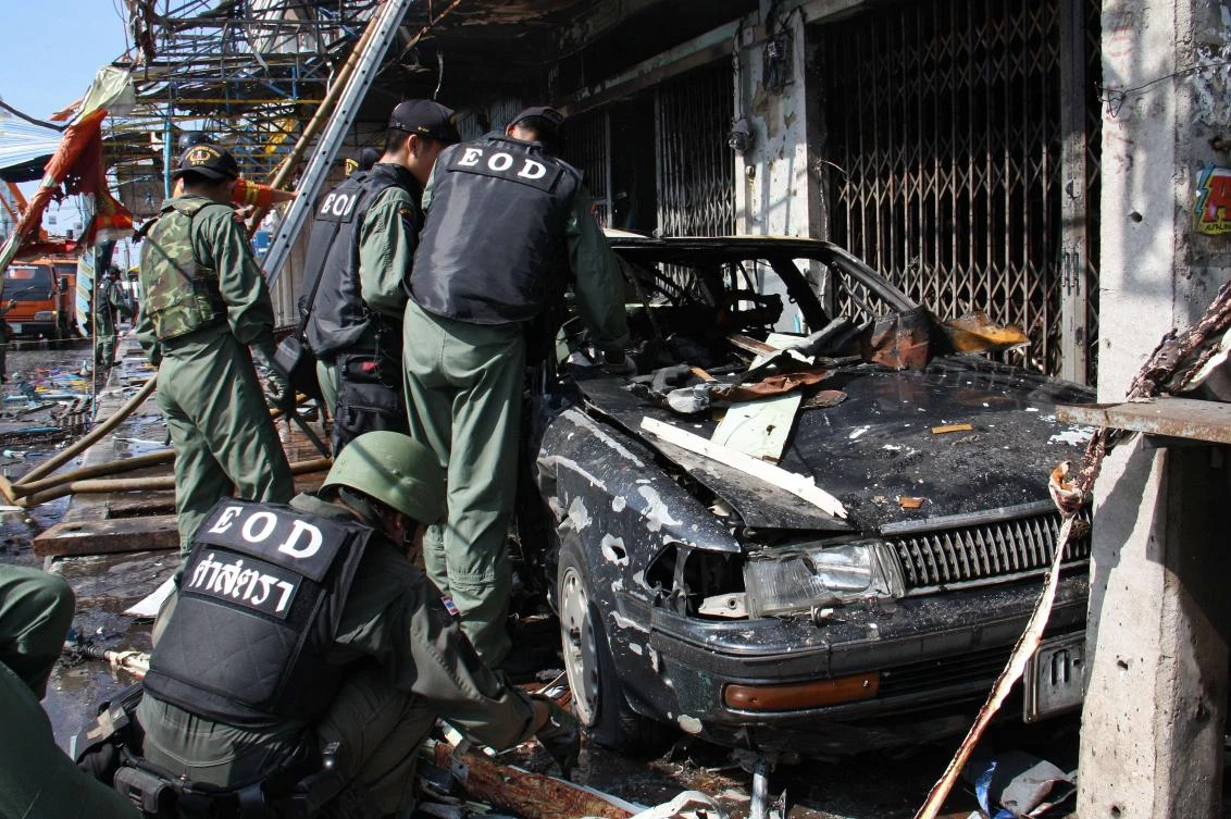 Thai bomb squad officers inspect the site of a bomb blast in Thailand’s restive southern province of Yala on Nov. 17, 2012 after a powerful car bomb ripped through a town center in Thailand’s troubled south, killing at least one and wounding 20, police said. (AFP)