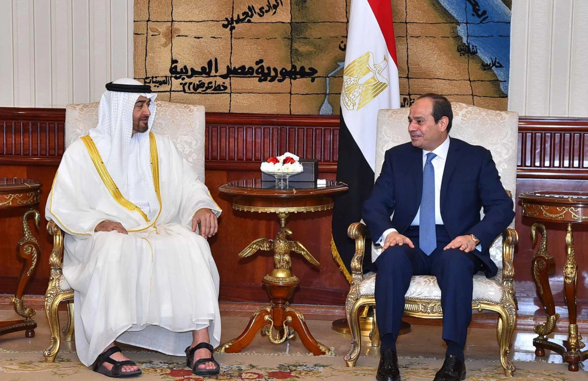 Egyptian President Abdel Fattah El-Sisi (R) speaks with Abu Dhabi Crown Prince Sheikh Mohammed bin Zayed Al-Nahyan after he arrives with delegation members in Cairo, Egypt, on June 19, 2017. (The Egyptian Presidency/Handout via Reuters)
