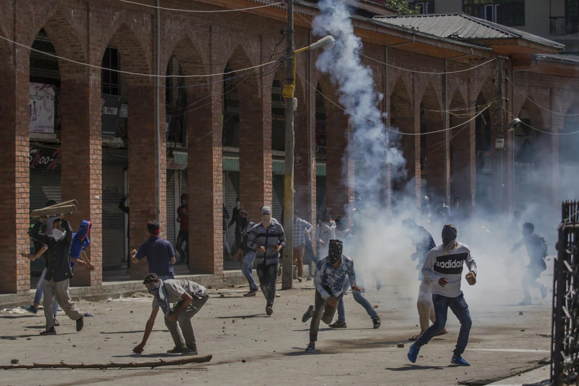 Kashmiri protesters clash with Indian policemen in Srinagar, Indian controlled Kashmir, Friday, June 16, 2017. A young man has been killed and several others injured in anti-India clashes that erupted after a gunbattle between rebels and government forces in the Indian-controlled portion of disputed Kashmir. (AP)