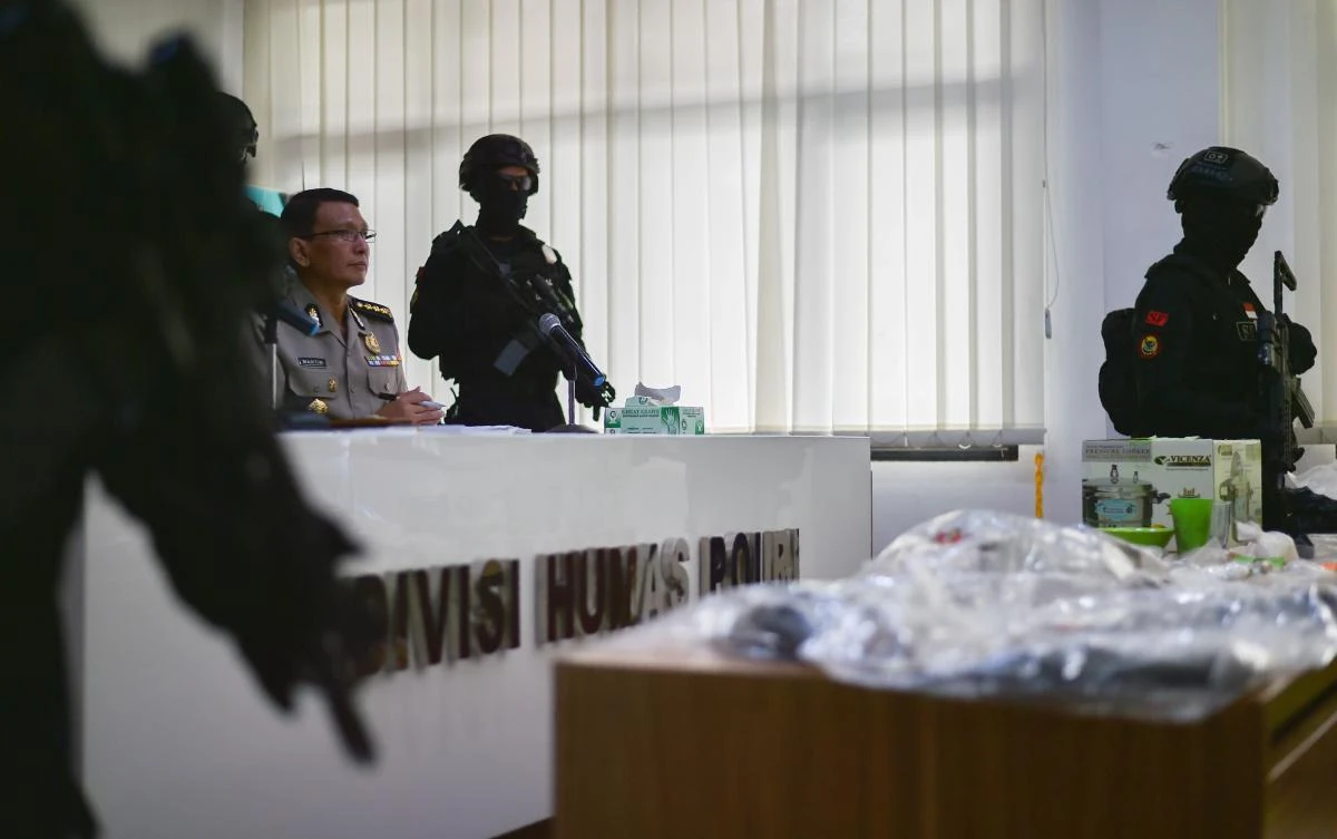 ndonesian anti-terror police personnel keep watch during a press conference and media presentation of seized material and evidence from recent attacks, at the police headquarters in Jakarta on Thursday. (AFP)