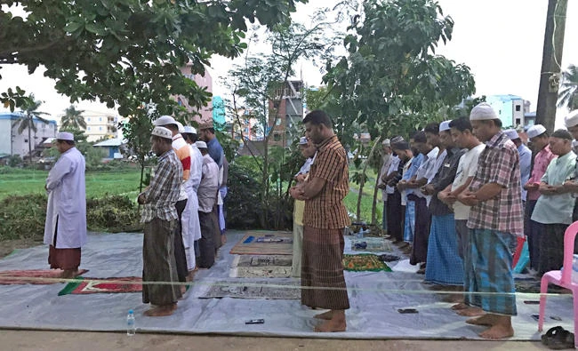 Muslim men pray on a street in Tharkayta area in Yangon, Myanmar, on May 31, 2017. (REUTERS/Shoon Naing)