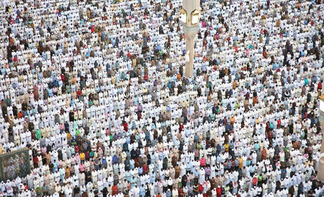 Hundreds of thousands of Muslims perform Eid Al-Fitr prayer at the Prophet’s Mosque in Madinah on Sunday. (SPA)
