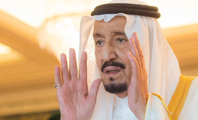 King Salman performs the Eid Al-Fitr prayer at the Grand Mosque in Makkah on Sunday. (SPA)