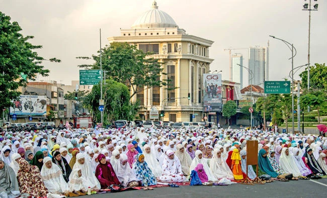 Muslims offer Eid al-Fitr prayers in Surabaya, Indonesia, on Sunday. (AFP / JUNI KRISWANTO)