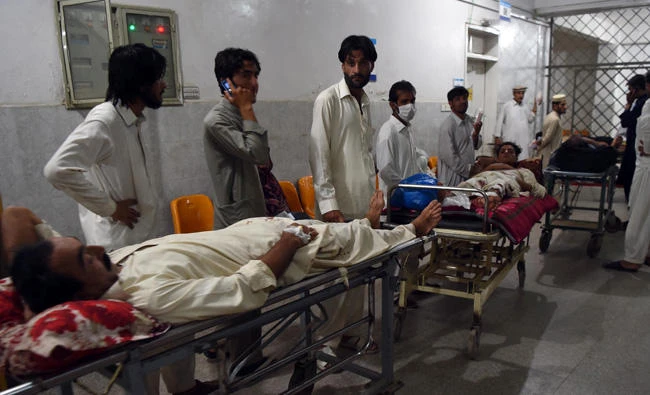Victims injured in an bomb attack in Pakistan on June 23, 2017 are treated at a hospital in Peshawar. On Sunday, a bomb that looked like a toy exploded while children were playing with it, killing six of them and wounding another two in South Waziristan. (AFP / Abdul Majeed)