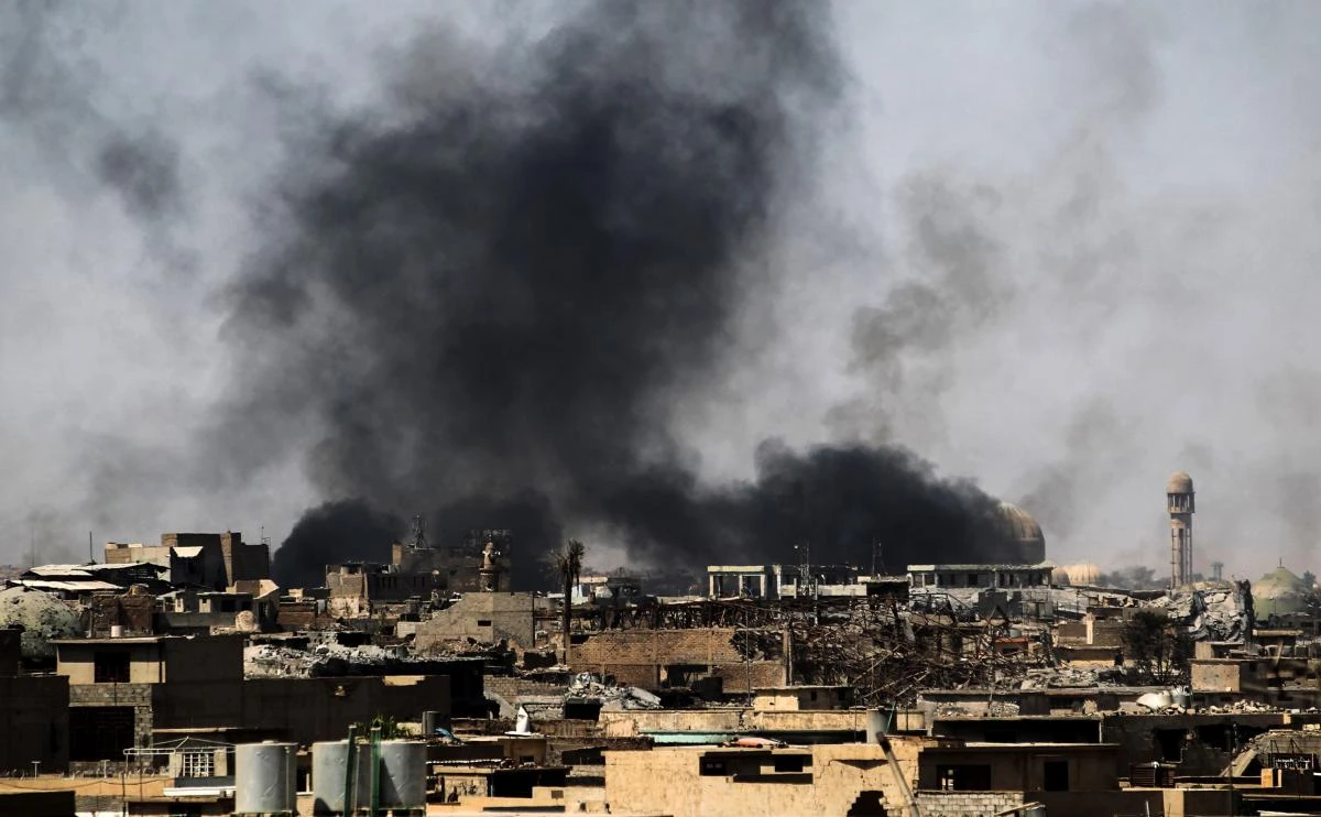 Smoke billows as Iraqi forces advance through the Old City of Mosul on Monday, during the ongoing offensive to retake the last district held by Daesh. (AFP)