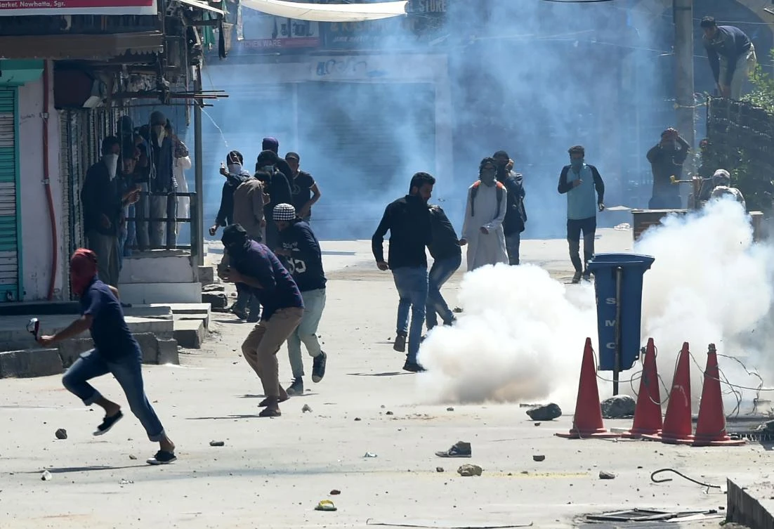Kashmiri protestors clash with Indian government forces in downtown Srinagar. (AFP)