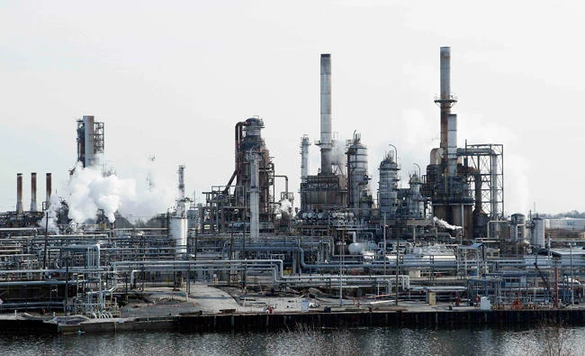Oil prices up on weaker dollar