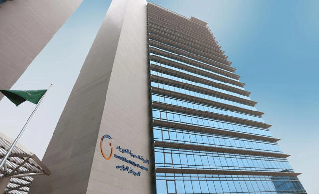 The Saudi Electricity Co. (SEC) succeeded in passing the new record peak at Al-Haram Al-Makki with high temperatures in most regions of the Kingdom.