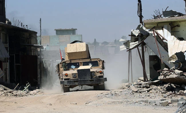 Iraqi forces advance through the Old City of Mosul on June 27, 2017, as the offensive continues to retake the last district held by the Daesh group. (AFP / AHMAD AL-RUBAYE)