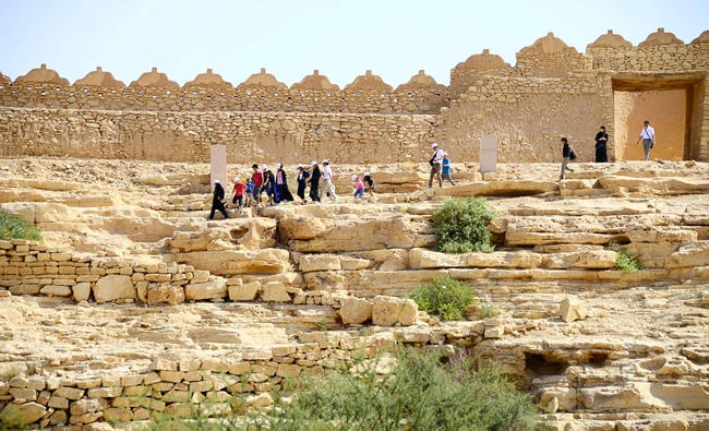 Al-Dir’iya: A historic oasis located along the banks of Wadi Hanifa on the outskirts of Riyadh. It is distinguished by its stunning natural landscapes, streams and fertile lands.