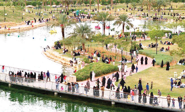 Salam Park is one of the most popular destinations in Riyadh. It features a large lake with fairytale lighting and
fountains, a range of playgrounds, green spaces and recreational areas.