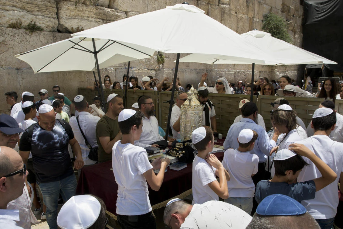 Israelis celebrate bar mitzvah at the Western Wall. (AP Photo/Sebastian Scheiner)