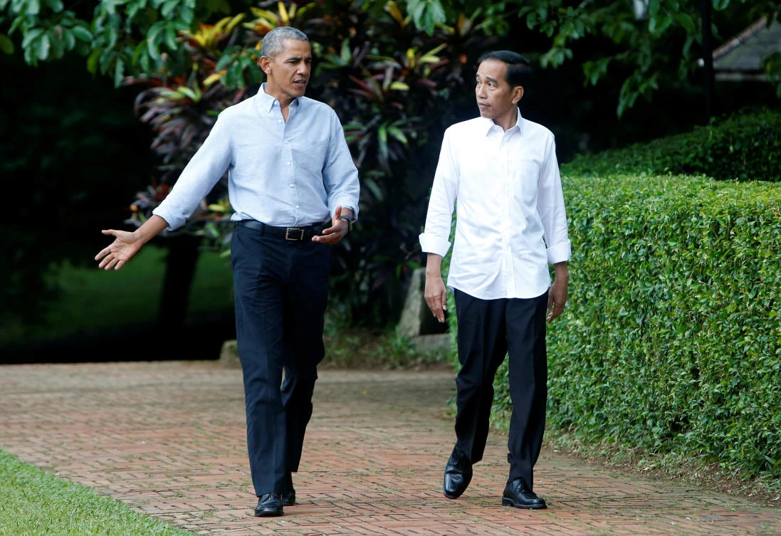 Former US President Barack Obama, left, walks with Indonesian President Joko Widodo during their meeting at the Botanical Garden near the presidential palace in Bogor, Indonesia on Friday. (Reuters)