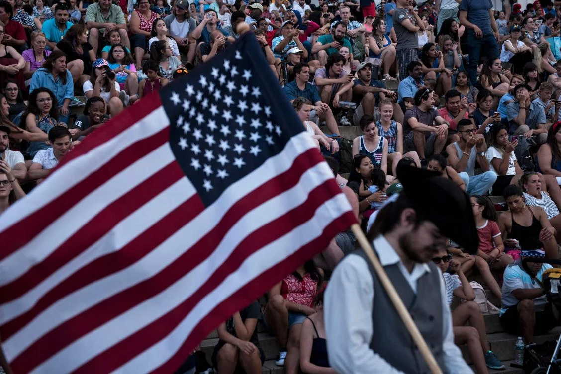People wait for fireworks to celebrate US independence day on July 4, 2017 in Washington, DC. / AFP / Brendan Smialowski