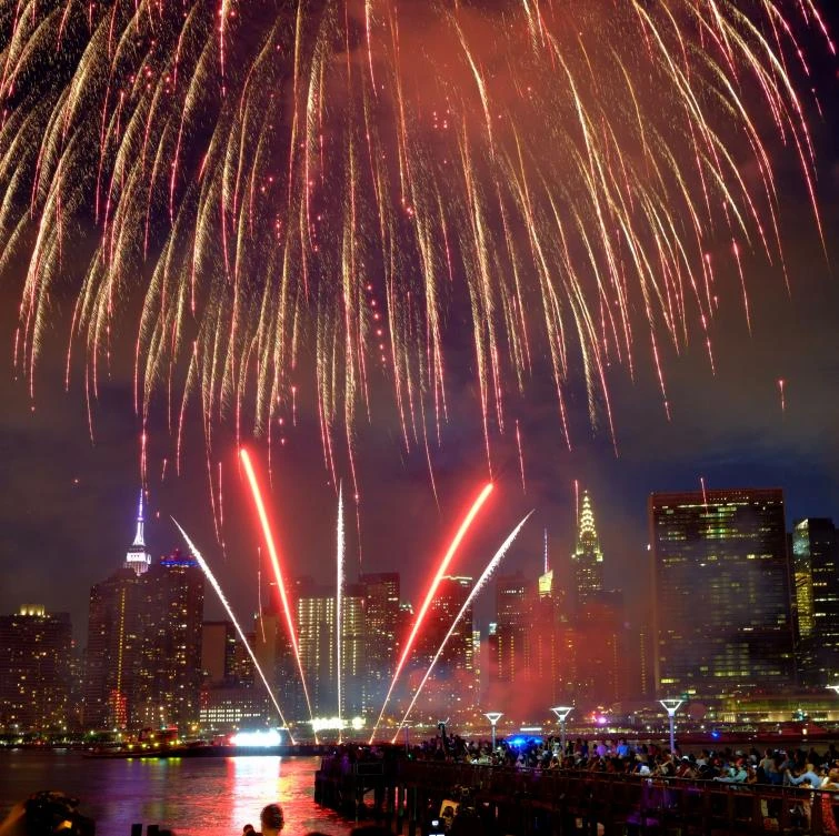 The Empire State Building and the Christal Building are seen during the Macy's 4th of July fireworks show from Queens, New York on July 4, 2017. / AFP / EDUARDO MUNOZ ALVAREZ