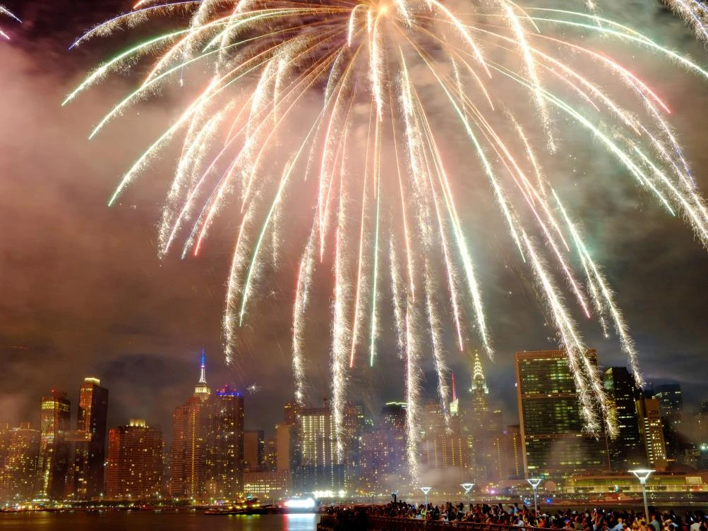 The Empire state Building is seen during the Macy's 4th of July fireworks show from Queens, New York on July 4, 2017. / AFP / EDUARDO MUNOZ ALVAREZ